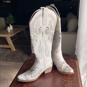 White Embroidered Women's Cowboy Boots - Size 7